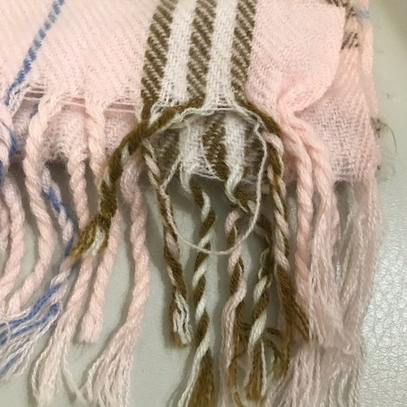 ๐ฏ Authentic Burberry Pink Lambswool Scarf ๐ - Picture 4 of 8